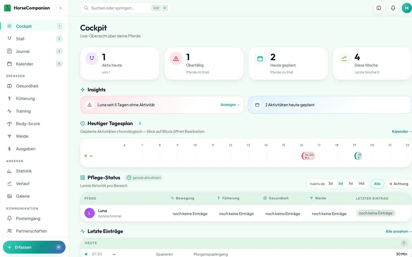 HorseCompanion Cockpit auf dem Desktop im Hellmodus mit KPI-Kacheln, Tagesplan und Pflege-Status für alle Pferde.